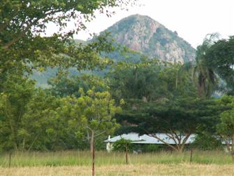 Vovovo Cottage across the paddocks